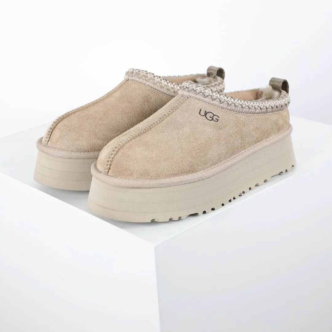 Copy price 💰560 Core recommendation of good price 5cm thick sole, independently developed original outsole, cashmere insole, keeping warm in winter, suitable for home use. In the new year, uug launched a style series, which is partially geared towards the preferences of young consumers. It has also moved to the forefront of fashion trends. Shoe body material, water-repellent coated suede upper, 17 mm UGGPURE™ implanted wool insole, lightweight non-slip and comfortable rubber outsole, with brand LOGO and trademark, with full package Size: 35 36 37 38 39 40